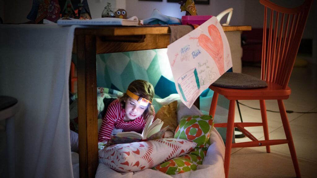 Girl_In_Pillow_DIY_Fort